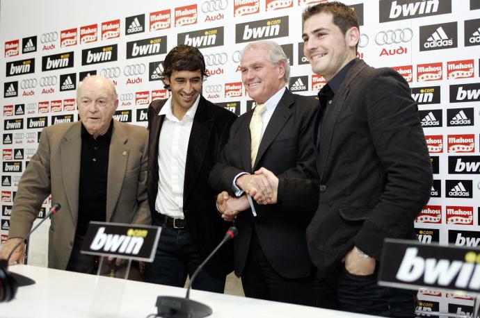 Raúl y Casillas, junto a Alfredo Di Stéfano y Ramón Calderón.