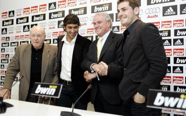 Raúl y Casillas, junto a Alfredo Di Stéfano y Ramón Calderón. Raúl y Casillas, junto a Alfredo Di Stéfano y Ramón Calderón.