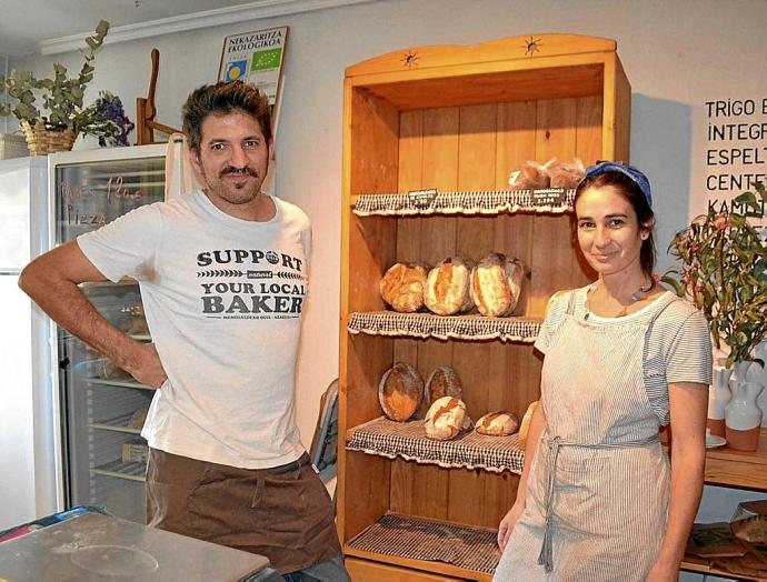 Natxo Beltrán y Anna Montserrat en su panadería de Maeztu. Fotos: Pablo José Pérez