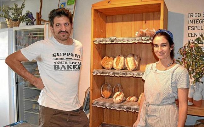 Natxo Beltrán y Anna Montserrat en su panadería de Maeztu. Fotos: Pablo José Pérez