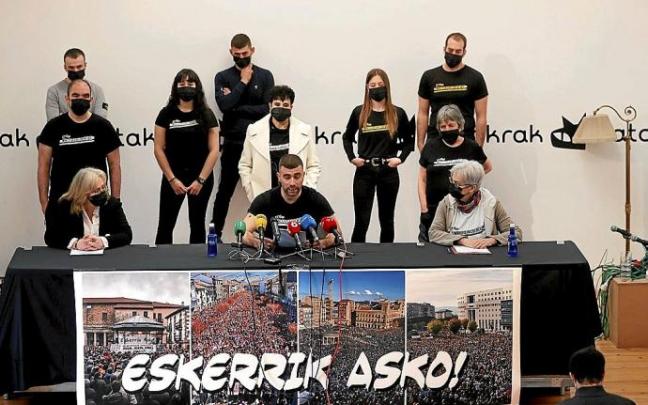 Varios de los condenados junto a miembros de las plataformas de familiares y vecinos que les han arropado. Foto: Efe Varios de los condenados junto a miembros de las plataformas de familiares y vecinos que les han arropado. Foto: Efe