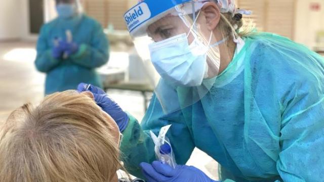 Una mujer se somete a una PCR. La variante ómicron del coronavirus ya se ha detectado en 57 países.