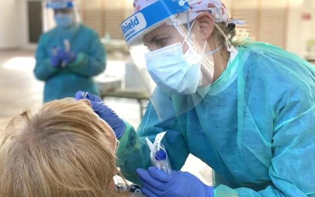 Una mujer se somete a una PCR. La variante ómicron del coronavirus ya se ha detectado en 57 países.