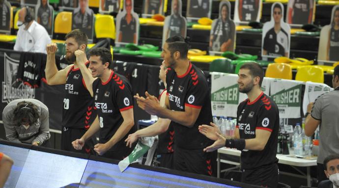 El banquillo del Bilbao Basket anima a sus compañeros durante la victoria del martes ante el Hereda San Pablo Burgos.