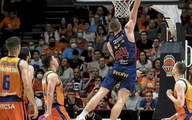 Costello realiza el mate tras asistencia de Granger, que supuso el definitivo 79-80 en el marcador. Foto: Área 11