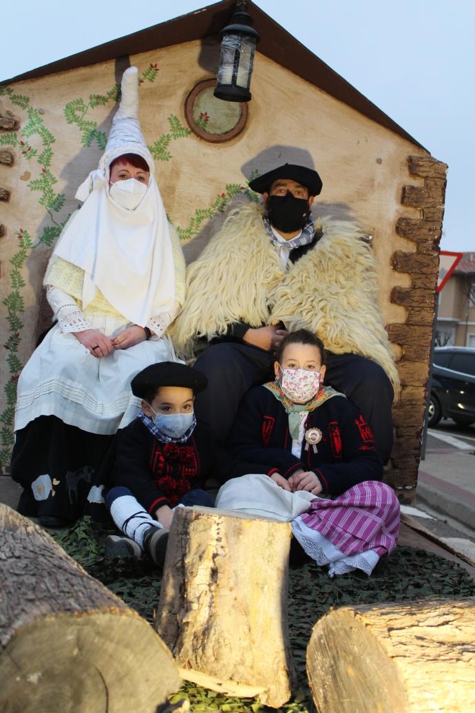 Olentzero y Mari Domingi con un niño y una niña de Castejón