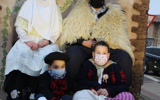 Olentzero y Mari Domingi con un niño y una niña de Castejón Olentzero y Mari Domingi con un niño y una niña de Castejón