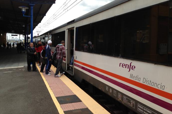 Pasajeros subiendo al tren en la estación de Castejón.