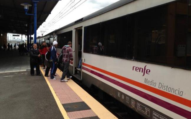 Pasajeros subiendo al tren en la estación de Castejón.