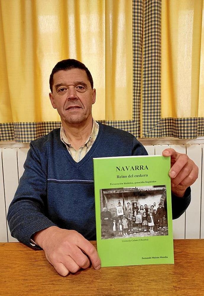 Fernando Maiora con su libro 'Navarra, reino del euskera'.