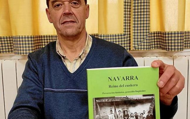Fernando Maiora con su libro 'Navarra, reino del euskera'.