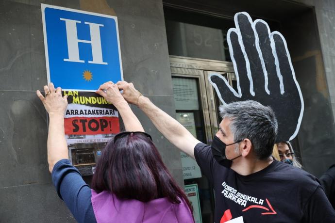 Concentración de LAB contra la explotación laboral tras la sentencia de condena al propietario del Hotel Castillo de Javier.