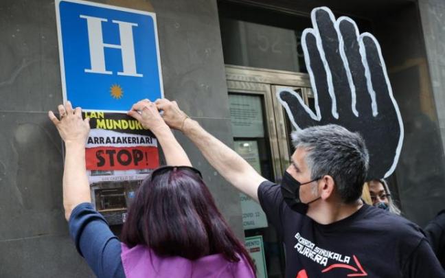 Concentración de LAB contra la explotación laboral tras la sentencia de condena al propietario del Hotel Castillo de Javier.