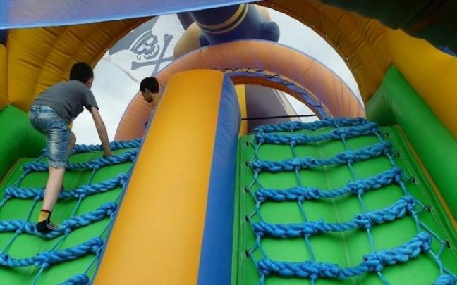 Unos niños juegan en un castillo hinchable. Unos niños juegan en un castillo hinchable.