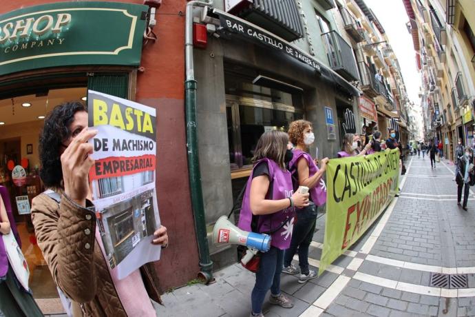 Concentración contra la explotación laboral tras una sentencia de condena al propietario del Hotel Castillo de Javier.