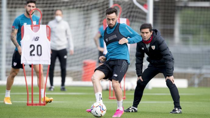 Unai López realiza un ejercicio con balón ante la atenta mirada de Marcelino.