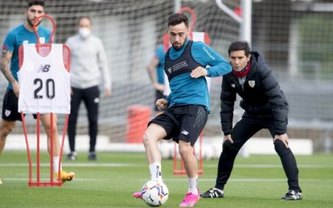Unai López realiza un ejercicio con balón ante la atenta mirada de Marcelino. Unai López realiza un ejercicio con balón ante la atenta mirada de Marcelino.