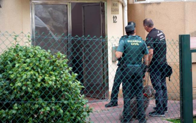 Agentes de la Guardia Civil durante el registro de la vivienda de la acusada. Agentes de la Guardia Civil durante el registro de la vivienda de la acusada.