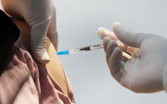 Una persona recibe la vacuna contra el coronavirus.