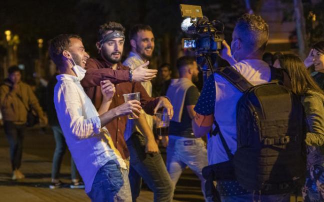 Un grupo de jóvenes, de noche en la calle en Barcelona. Un grupo de jóvenes, de noche en la calle en Barcelona.