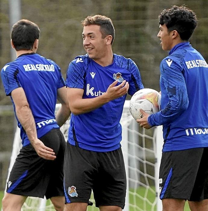 Jon Ander Olasagasti y Jonathan Gómez bromean en el entrenamiento de ayer.