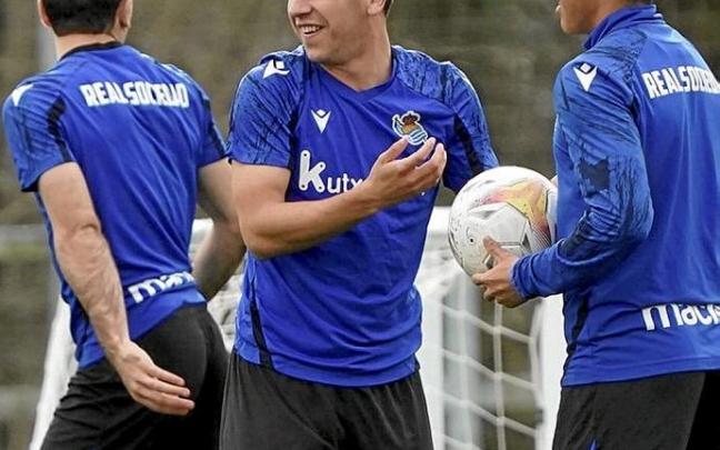 Jon Ander Olasagasti y Jonathan Gómez bromean en el entrenamiento de ayer.