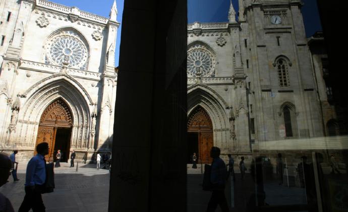 El falso bando informa sobre el uso del pórtico de la catedral de Santiago