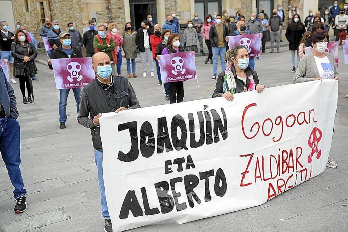 Imagen de una protesta vecinal organizada en Zalla por el derrumbe del vertedero. Foto: Jose Mari Martínez