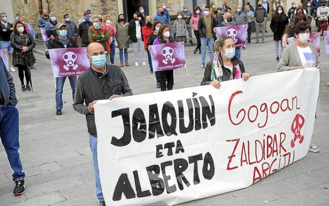 Imagen de una protesta vecinal organizada en Zalla por el derrumbe del vertedero. Foto: Jose Mari Martínez Imagen de una protesta vecinal organizada en Zalla por el derrumbe del vertedero. Foto: Jose Mari Martínez