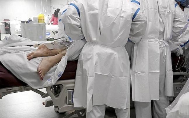 Personal sanitario atiende a un enfermo de coronavirus. Foto: E.P.