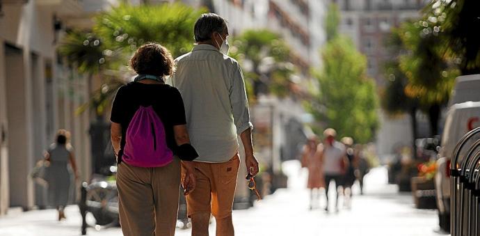 Dos personas caminan por una calle de Gasteiz. Foto: Jorge Muñoz