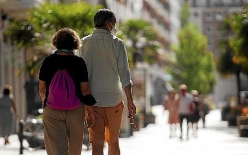 Dos personas caminan por una calle de Gasteiz. Foto: Jorge Muñoz