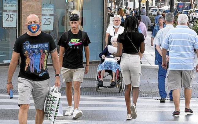 Varias personas pasean por Gasteiz. Foto: Alex Larretxi