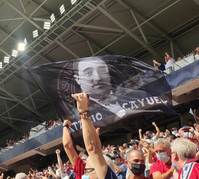 Una bandera en El Sadar con el rostro de Natalio Cayuela.