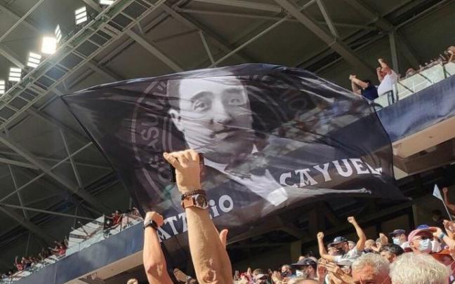 Una bandera en El Sadar con el rostro de Natalio Cayuela.