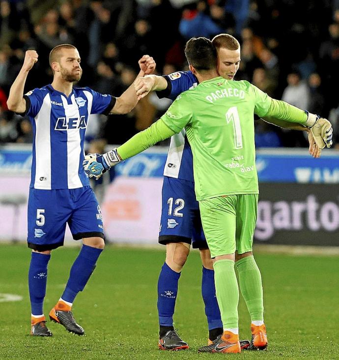 Víctor Laguardia, Rodrigo Ely y Fernando Pacheco pueden igualar la próxima temporada la marca de Ibon Begoña. Foto: Efe