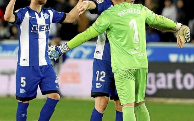 Víctor Laguardia, Rodrigo Ely y Fernando Pacheco pueden igualar la próxima temporada la marca de Ibon Begoña. Foto: Efe