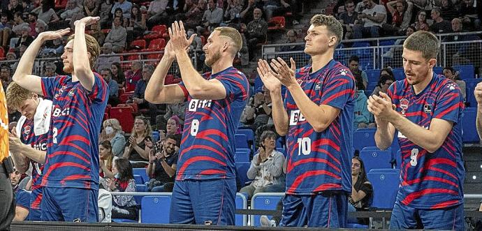 Raieste, Sedekerskis, Wetzell y Marinkovic aplauden al equipo desde el banquillo en el partido liguero ante el Casademont Zaragoza. Foto: Alex Larretxi