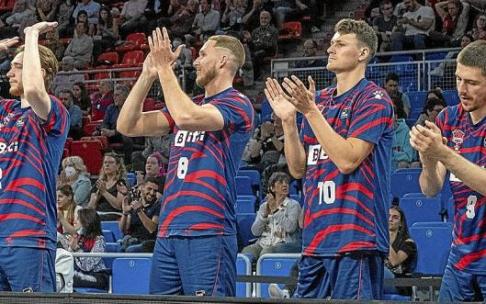 Raieste, Sedekerskis, Wetzell y Marinkovic aplauden al equipo desde el banquillo en el partido liguero ante el Casademont Zaragoza. Foto: Alex Larretxi Raieste, Sedekerskis, Wetzell y Marinkovic aplauden al equipo desde el banquillo en el partido liguero ante el Casademont Zaragoza. Foto: Alex Larretxi