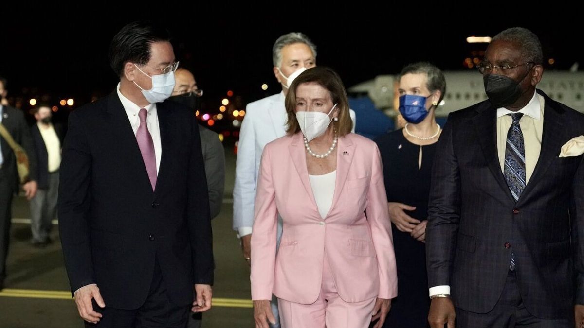 El ministro de Asuntos Exteriores de Taiwán, Joseph Wu, recibe a Nancy Pelosi a su llegada a Taiwán.