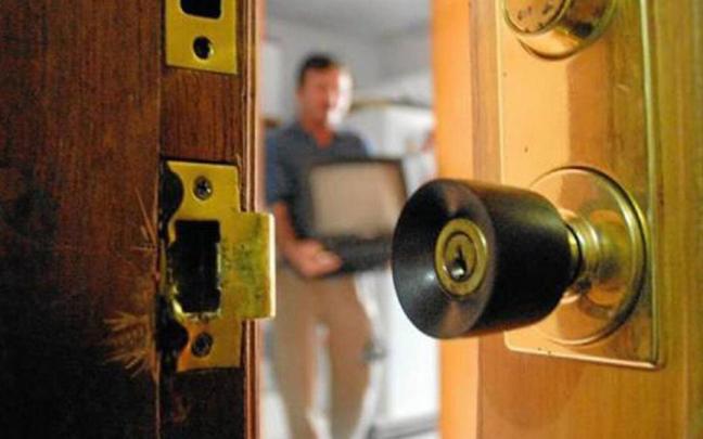 Un ladr&oacute;n se lleva un ordenador de una vivienda