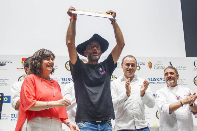 Mitxel Suáres recibe un premio por sus pintxos.