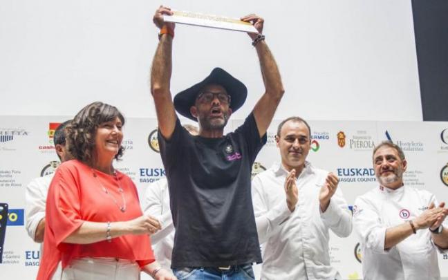 Mitxel Suáres recibe un premio por sus pintxos.