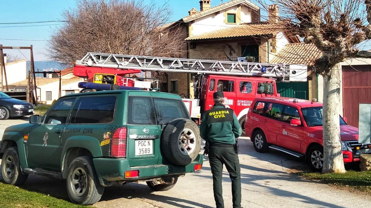 Bomberos trabajan para apagar el fuego en el domicilio de Zurucuáin.