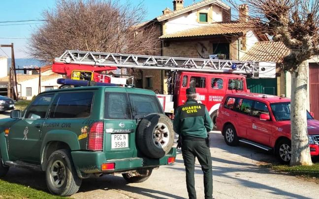 Bomberos trabajan para apagar el fuego en el domicilio de Zurucuáin.