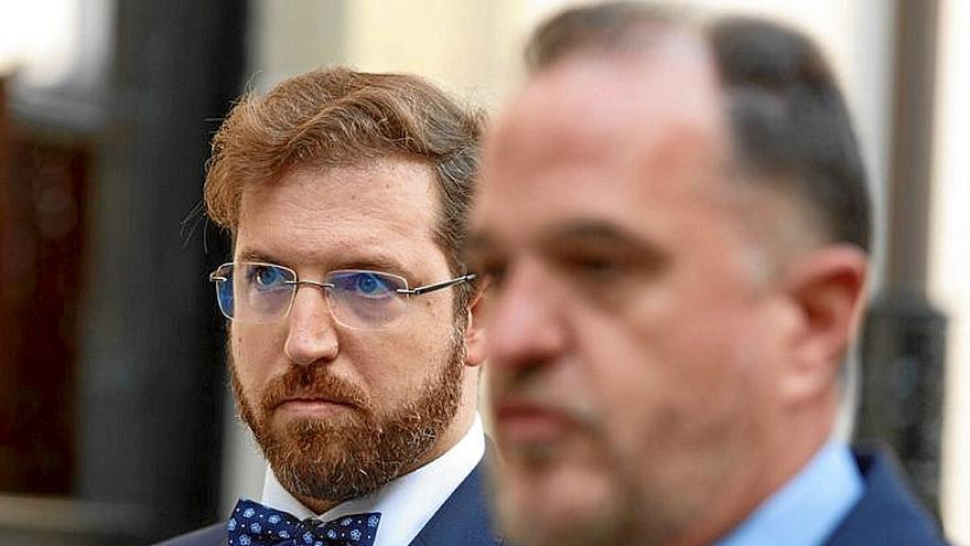 Luis Gordillo eta Carlos Iturgaiz. | ARGAZKIA: EFE