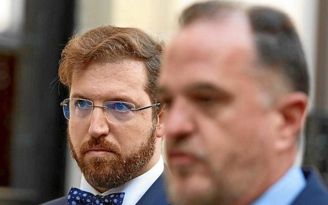 Luis Gordillo eta Carlos Iturgaiz. | ARGAZKIA: EFE