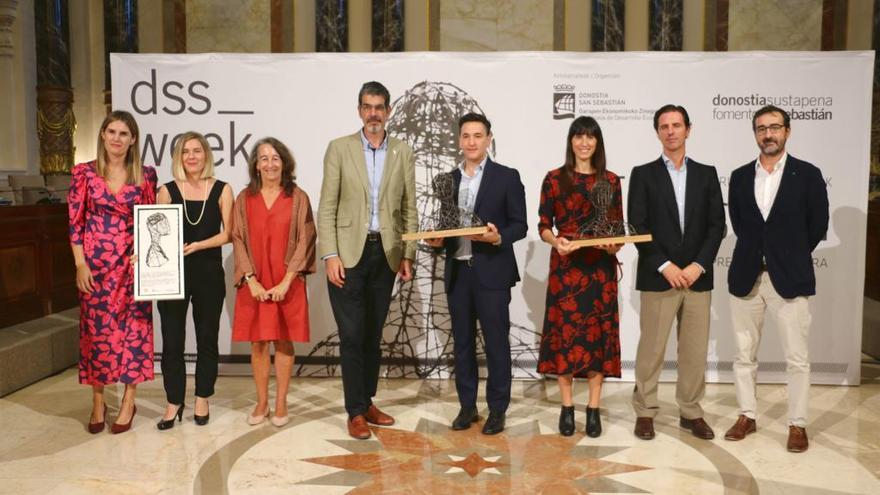 Goia, Garmendia y representantes de las empresas ganadoras de los premios WeekInn, en el salón de Plenos