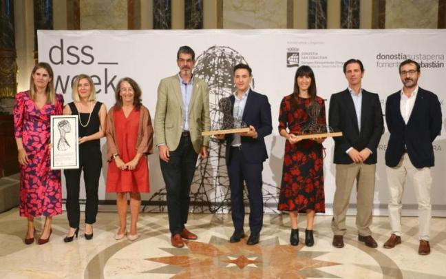 Goia, Garmendia y representantes de las empresas ganadoras de los premios WeekInn, en el salón de Plenos