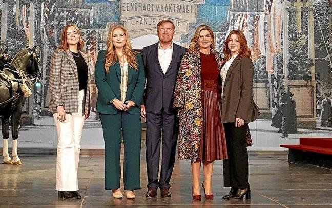 La princesa Amalia, con traje verde, posa junto al resto de la Familia Real. La princesa Amalia, con traje verde, posa junto al resto de la Familia Real.